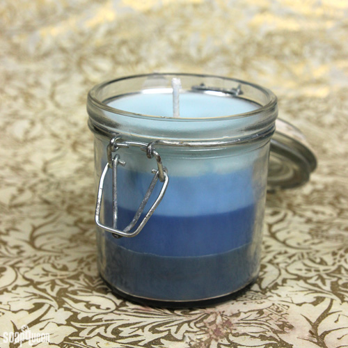This beautiful ombre candle fills the room with a gardenia scent. Learn how to make it!