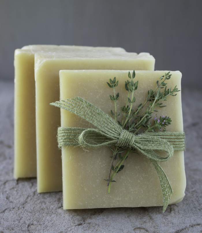 Thyme Witch Hazel Facial Bar DIY // Learn how to create this natural facial bar with honey, witch hazel and thyme. 