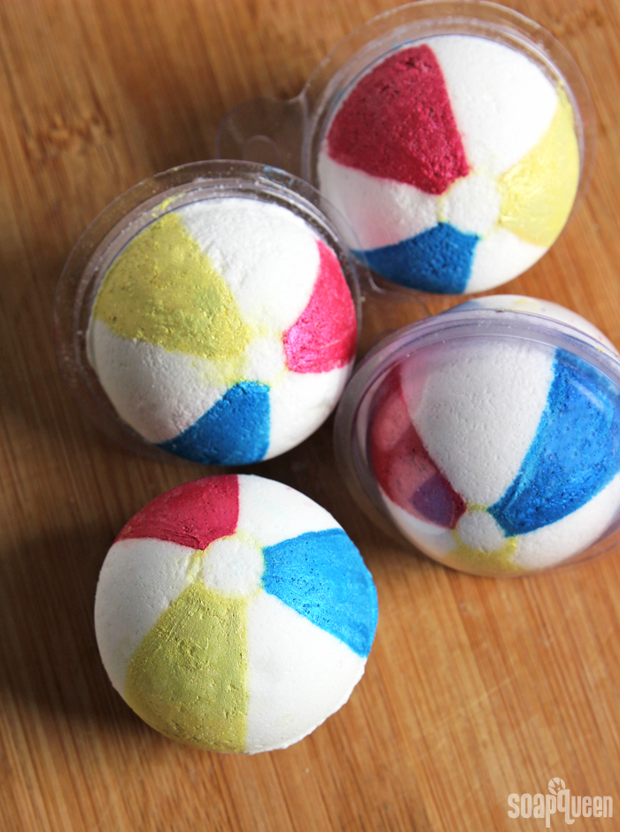 Beach Ball Bath Bomb Tutorial /// Learn how to make these cute bath fizzies that look just like beach balls!