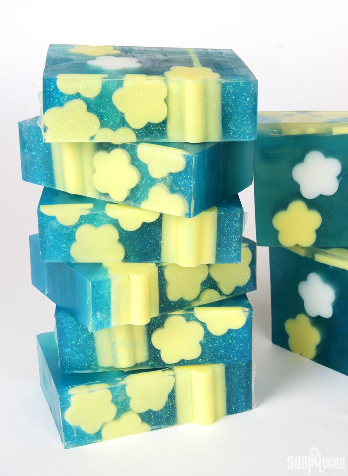 Buttercup Melt & Pour Soap DIY /// Learn how to create these adorable bars of soap!