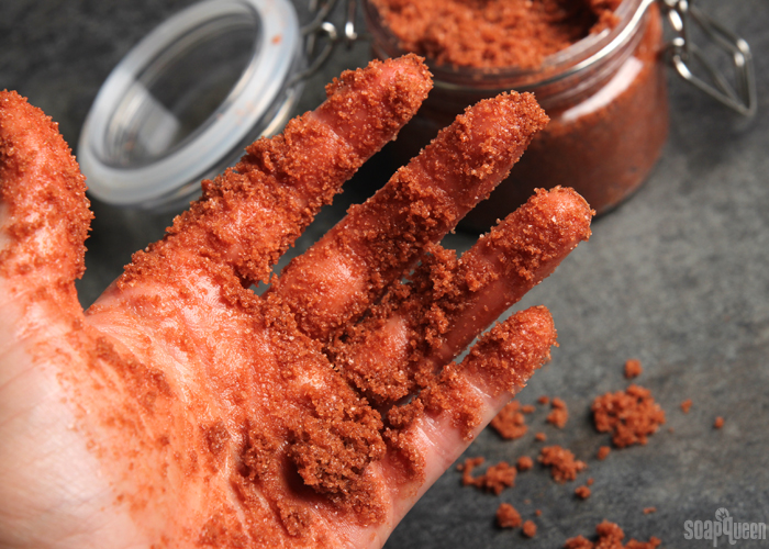 Kauai Red Sea Salt Scrub DIY /// Learn how to make this scrub using jojoba oil and natural Kauai Sea Salt. 