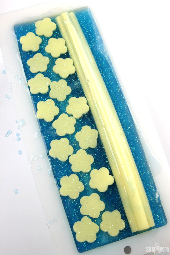 Buttercup Melt & Pour Soap DIY /// Learn how to create these adorable bars of soap!