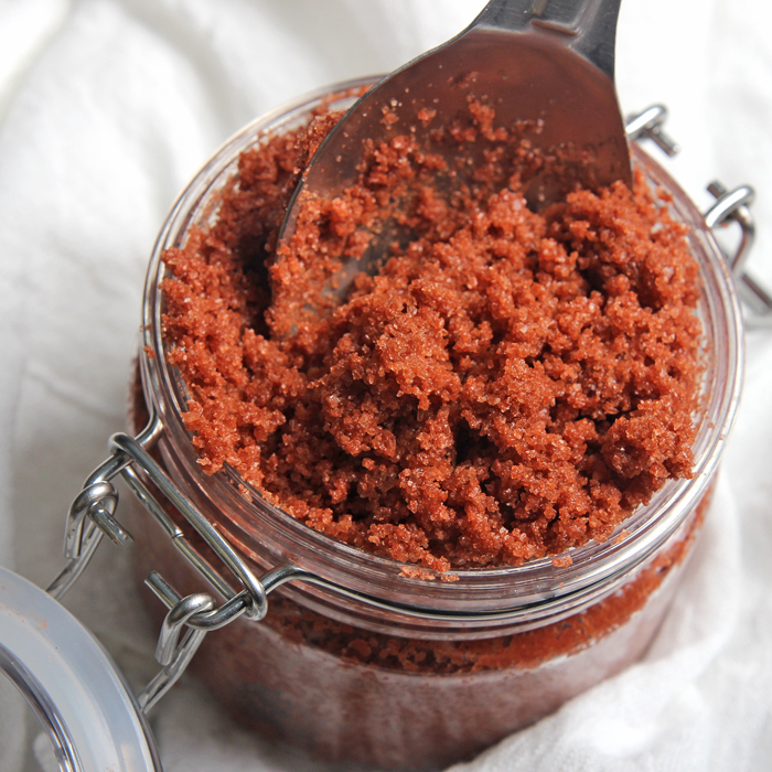 Kauai Red Sea Salt Scrub DIY /// Learn how to make this scrub using jojoba oil and natural Kauai Sea Salt. 