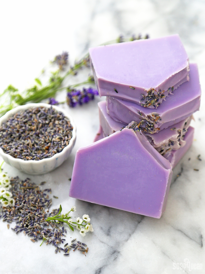 How to Make Relaxing Lavender Soap /// Learn how to make natural soap made with lavender essential oils and lavender buds in this video tutorial.