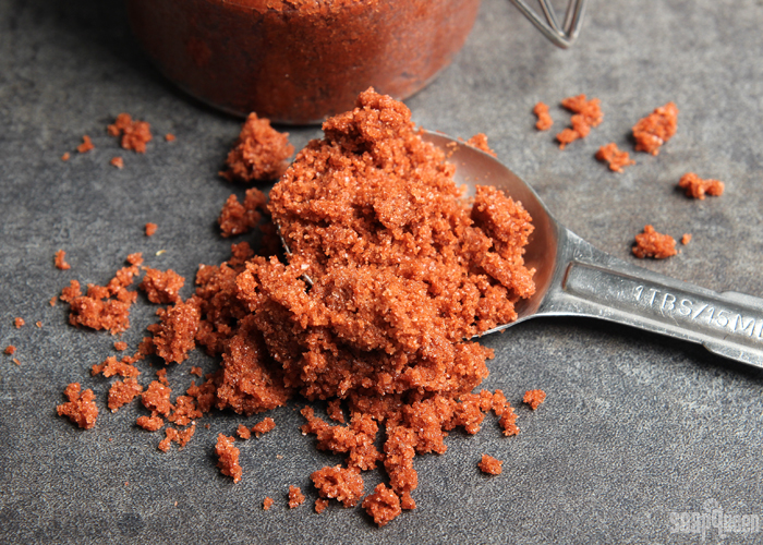 Kauai Red Sea Salt Scrub DIY /// Learn how to make this scrub using jojoba oil and natural Kauai Sea Salt. 