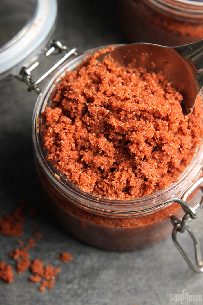 Kauai Red Sea Salt Scrub DIY /// Learn how to make this scrub using jojoba oil and natural Kauai Sea Salt. 