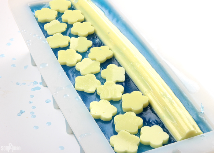 Buttercup Melt & Pour Soap DIY /// Learn how to create these adorable bars of soap!