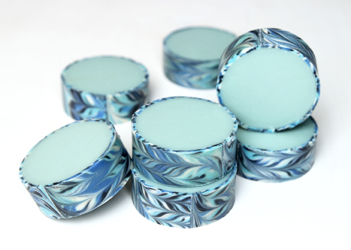 Blue Rimmed Cold Process Soap DIY // Learn how to create soap with a patterned outer rim! 