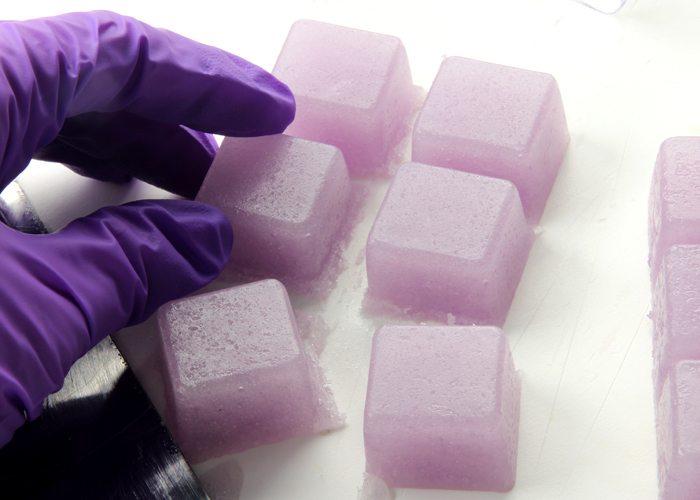 DIY Violet Sugar Scrub Cubes // Learn how to create these individual solid sugar scrubs!